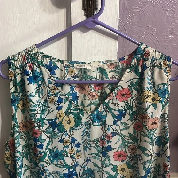 Floral white v neck sleeveless top size large - Picture 4 of 4